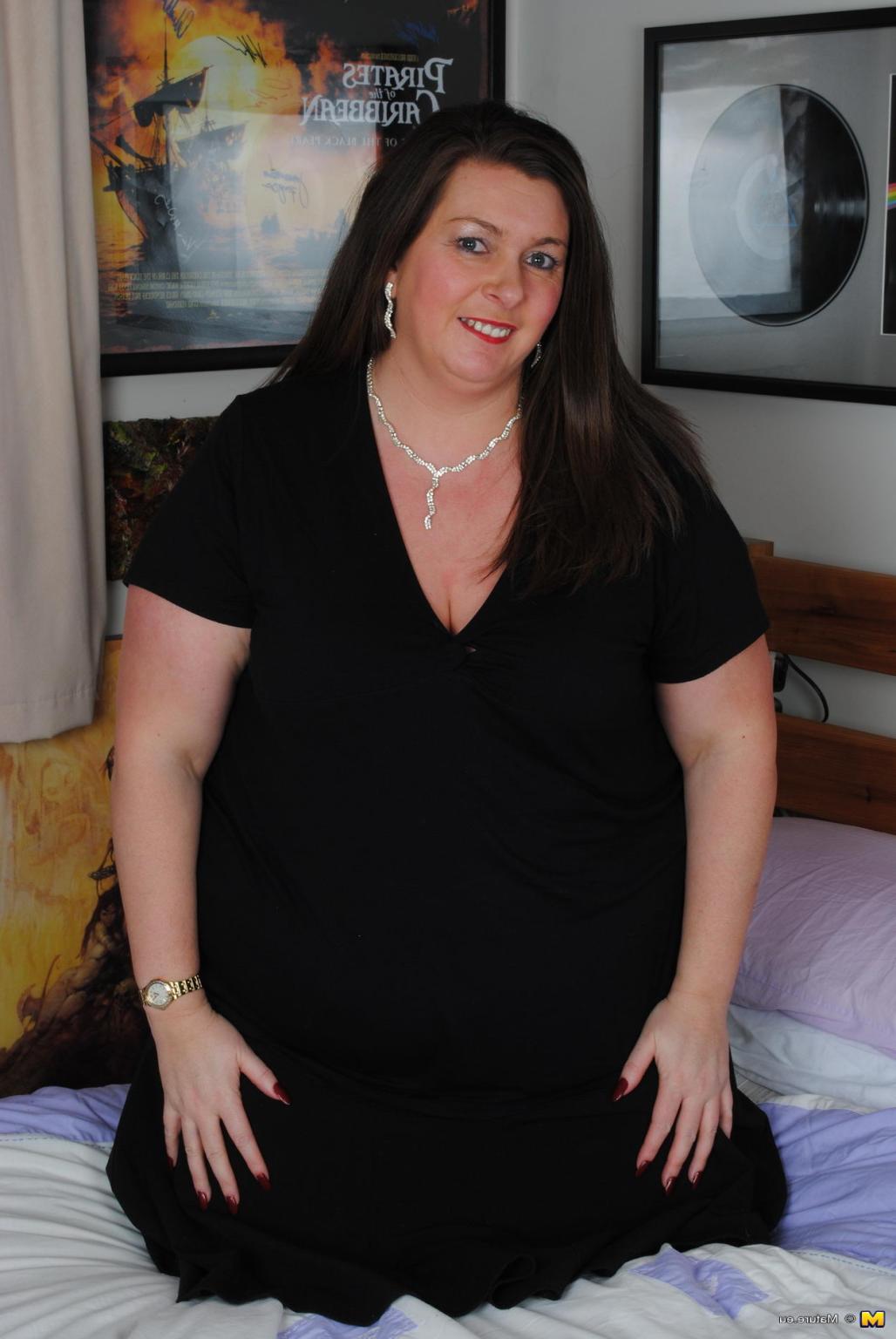 16P This big mature lady loves to get dirty