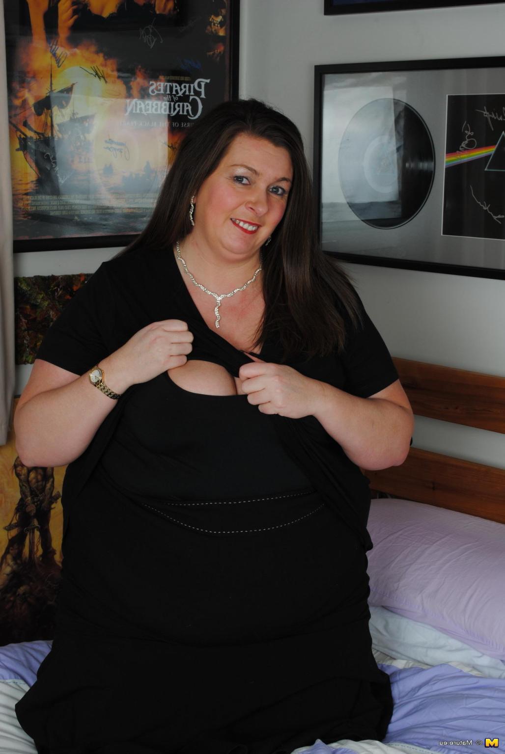16P This big mature lady loves to get dirty