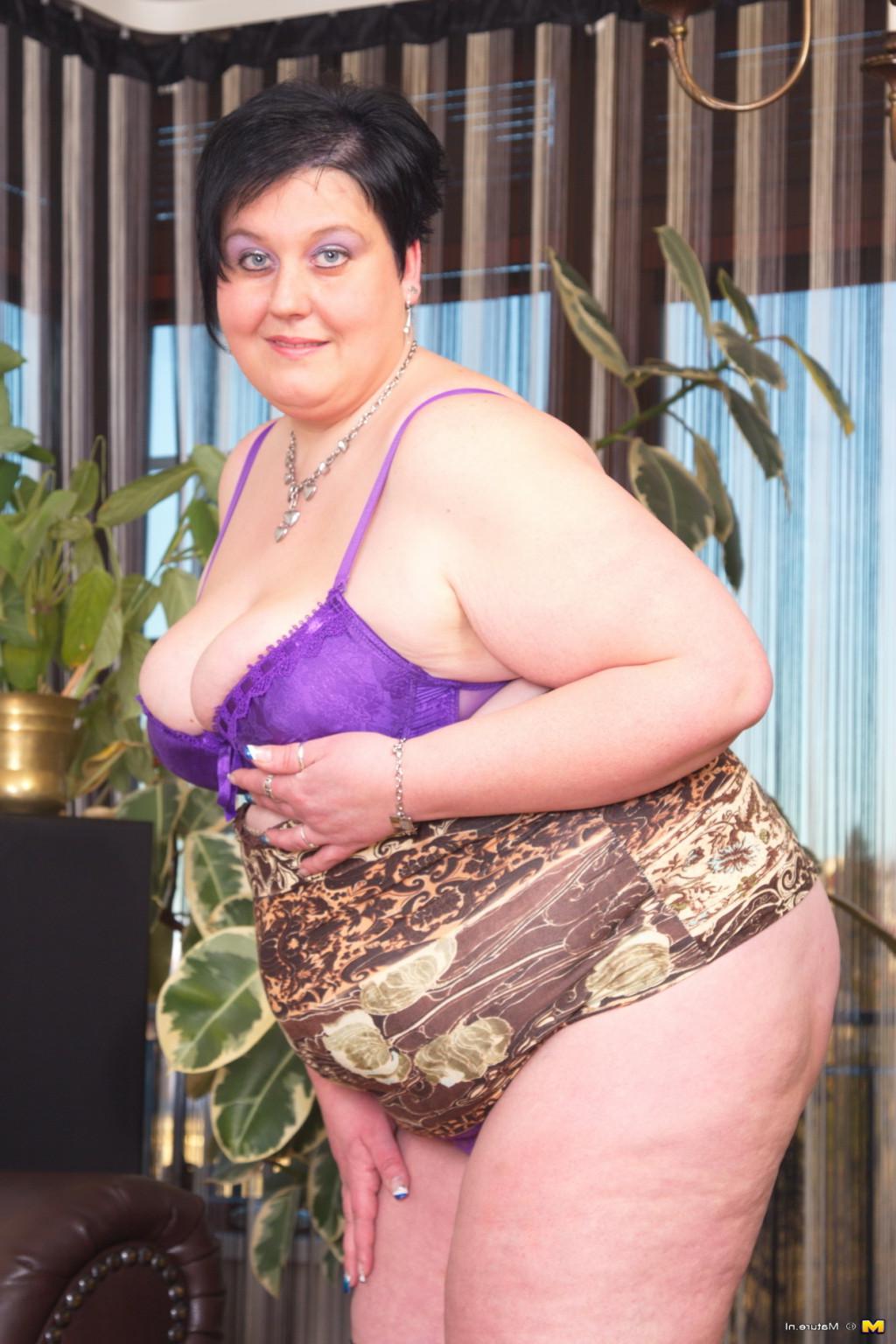 16P Naughty big mama teasing us with her dirty mind