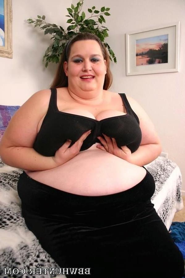 16P Cock hungry fat chick getting her pussy drilled on the bed
