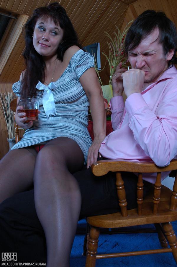 20P Freaky mature babe gets her pantyhose splashed with cum after ho