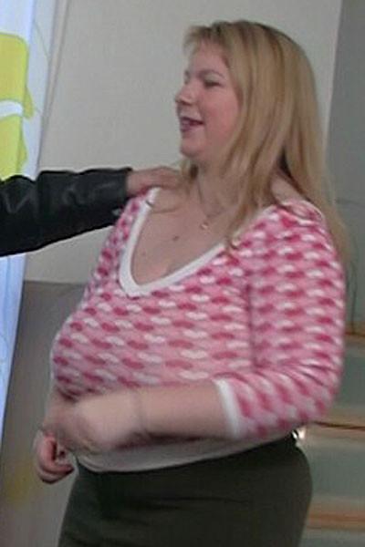 12P He comes to her bedroom to give her a massage and he must fuck the sexy fat girl