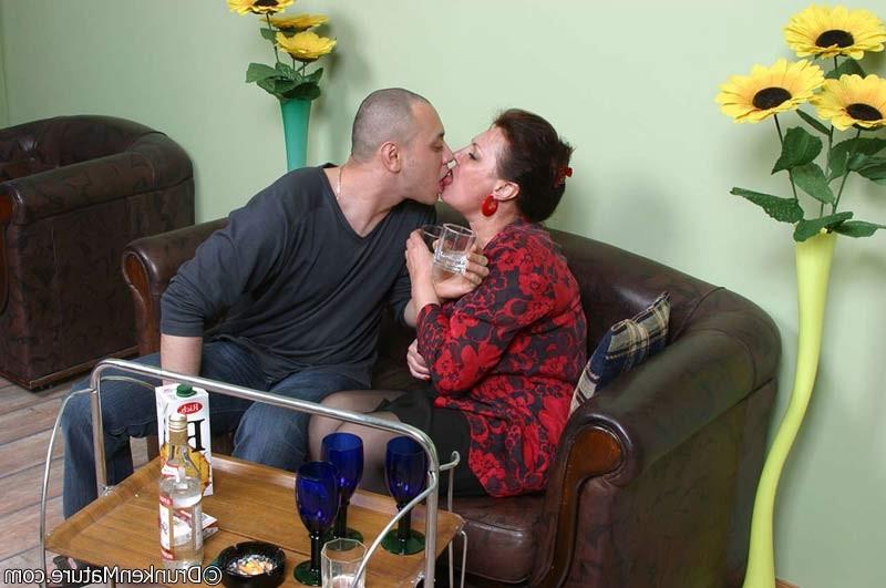 16P Drunk mature woman takes a cock in her mouth