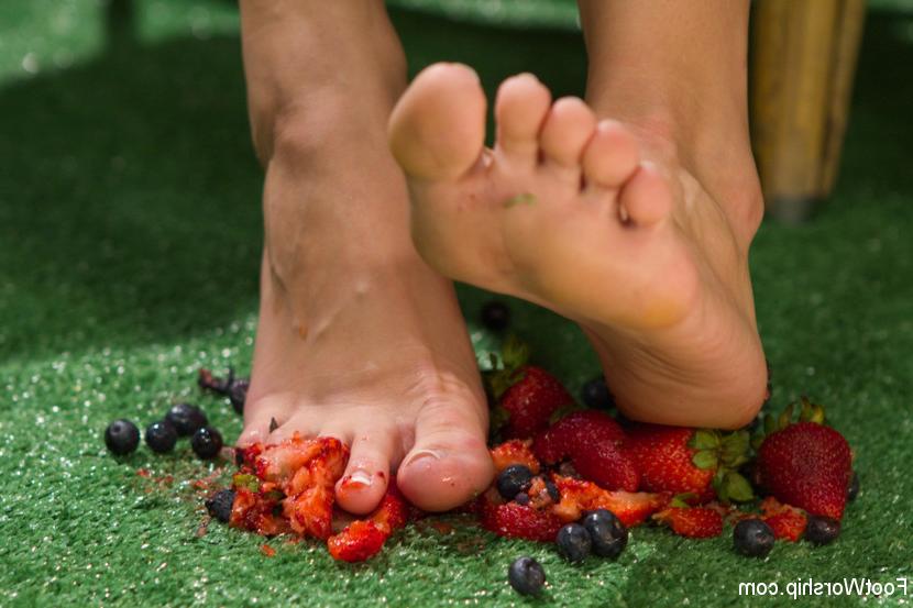 15P Foot Worship brings of two of the hottest women in porn for you!