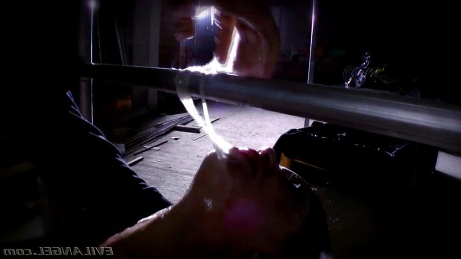 16P Vampire Brooklyn Lee gets her mouth stretched