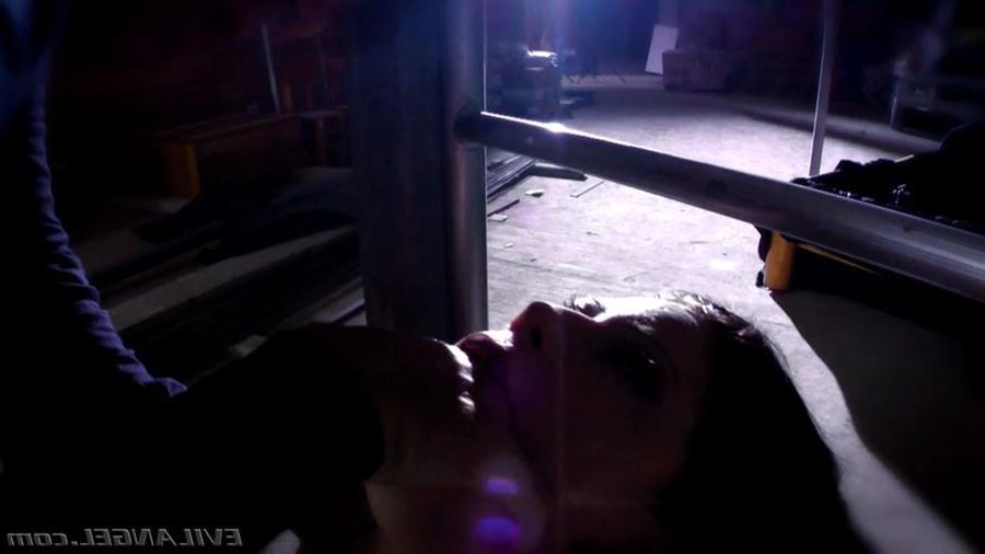 16P Vampire Brooklyn Lee gets her mouth stretched