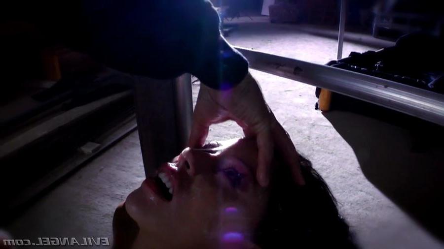 16P Vampire Brooklyn Lee gets her mouth stretched