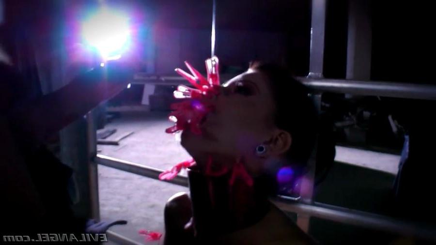 16P Vampire Brooklyn Lee gets her mouth stretched