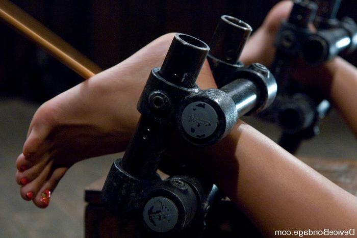 15P Submissive sex slave locked in bondage