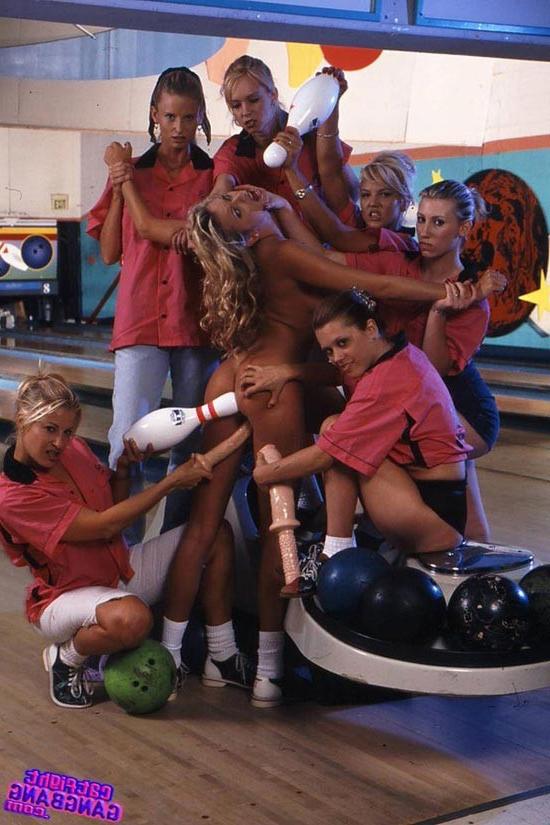 17P Hot blonde lesbians fucking a busty babe with large dildos
