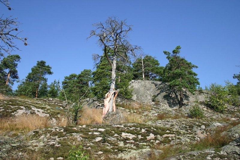 20P Two girls in outdoor bondage