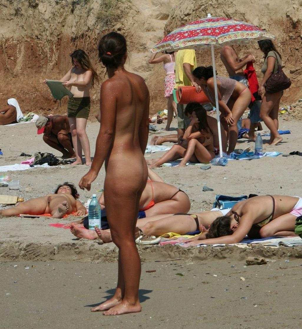 15P Big breasted nudist babe shows off her sexy body