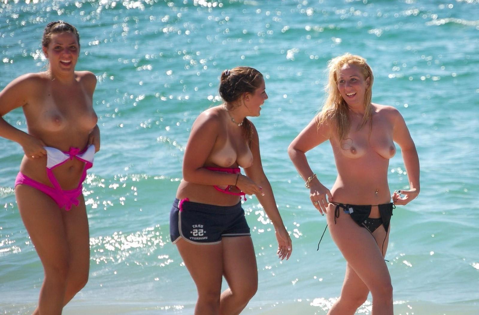 15P Blonde babe with big saggy tits shows off her nude body