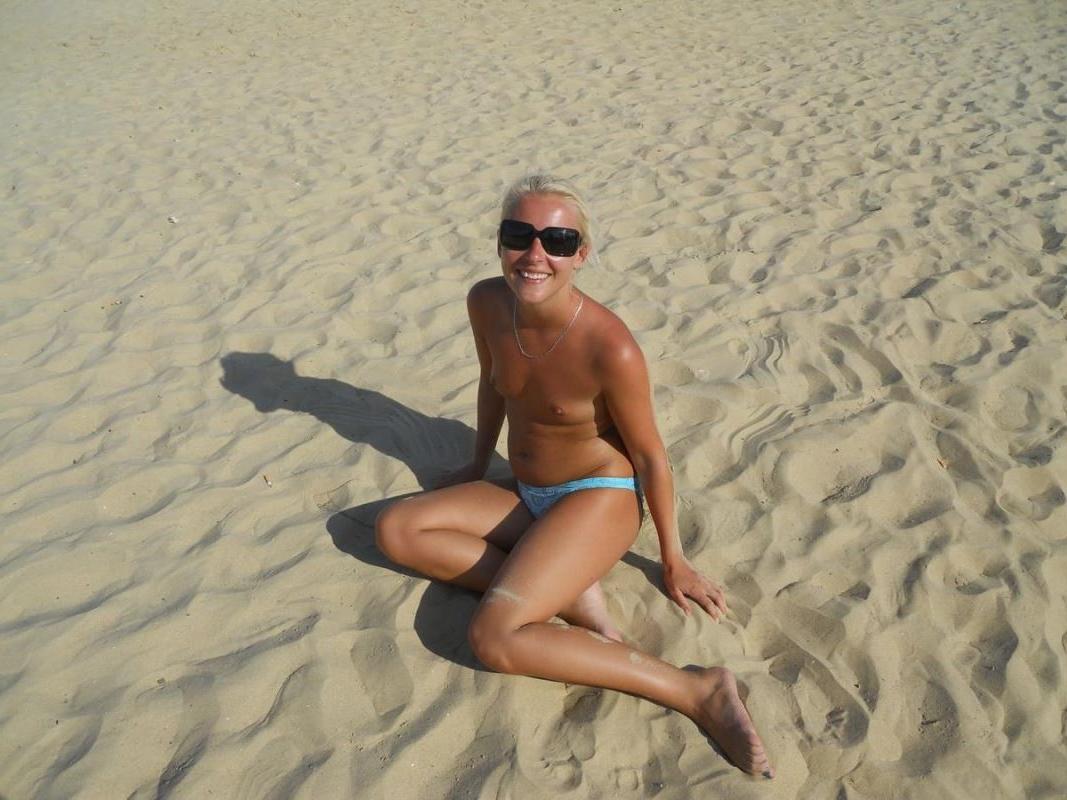 15P Bigtitted babe shows off her sexy naked body