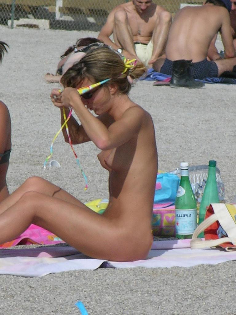 15P She's not shy about showing off her body in public