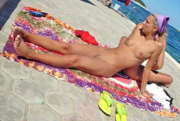 15P Big breasted blonde babe shows off her nude body