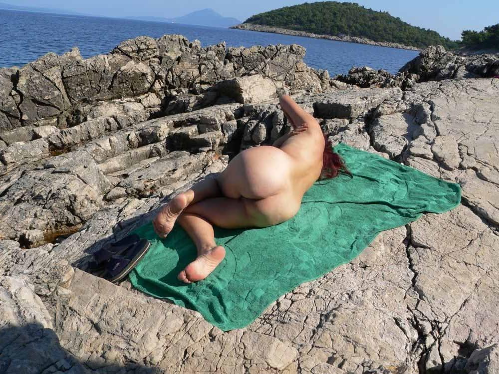 15P Big breasted blonde babe shows off her nude body