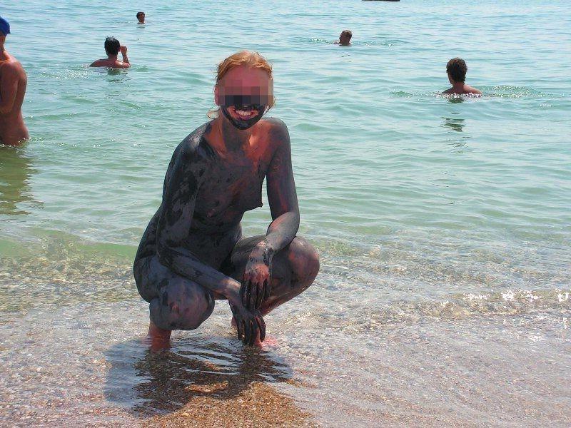 15P She's not shy about showing off her body in public
