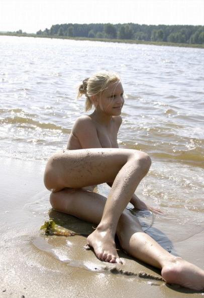 15P Amazing nude babe shows off her sexy naked body