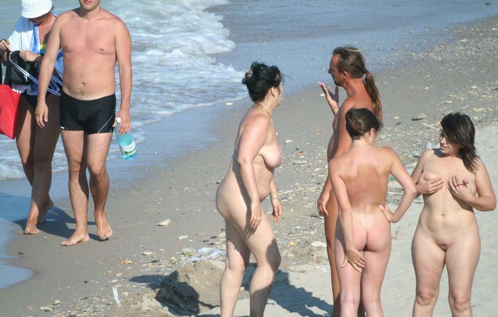 15P Amazing nude babe shows off her sexy naked body