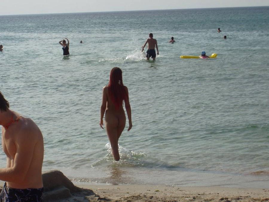15P She's not shy about showing off her body in public