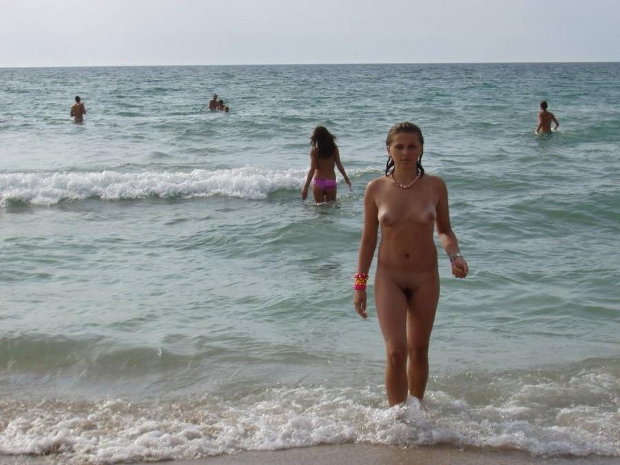 15P She's not shy about showing off her body in public
