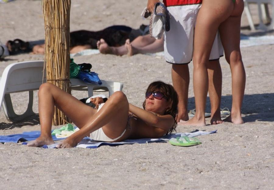 15P Curvy young nudist lets the sun kiss her body