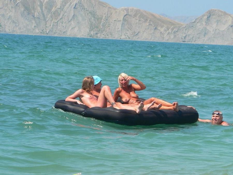 15P Curvy young nudist lets the sun kiss her body