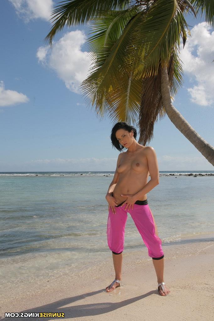 15P Liz Valery strips and shows tits and pussy outdoor on the beach