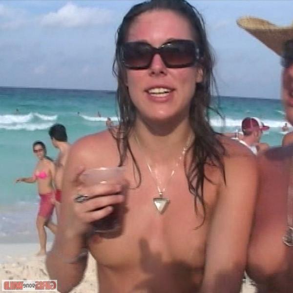 10P Drunk frisky babes on the beach
