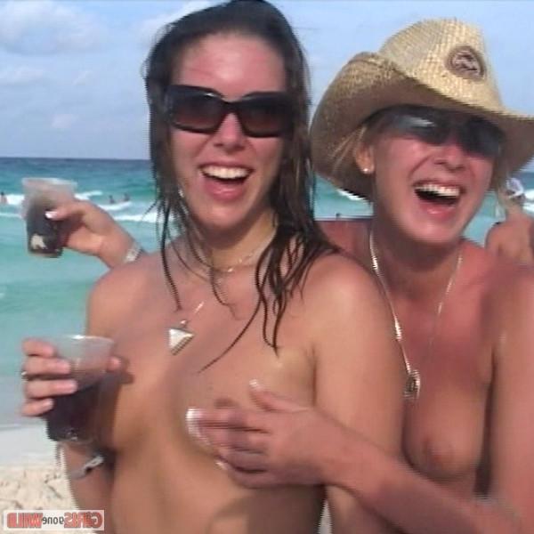 10P Two drunk babes on the beach topless