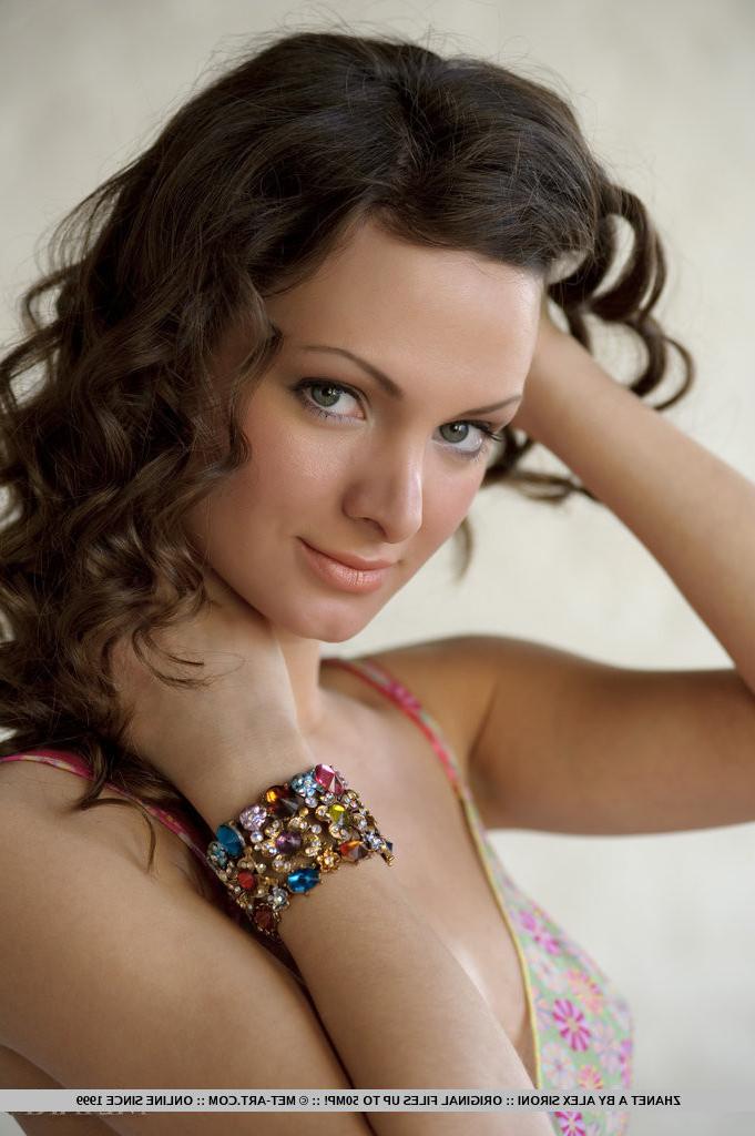 18P Beautiful slim erotic girl nude