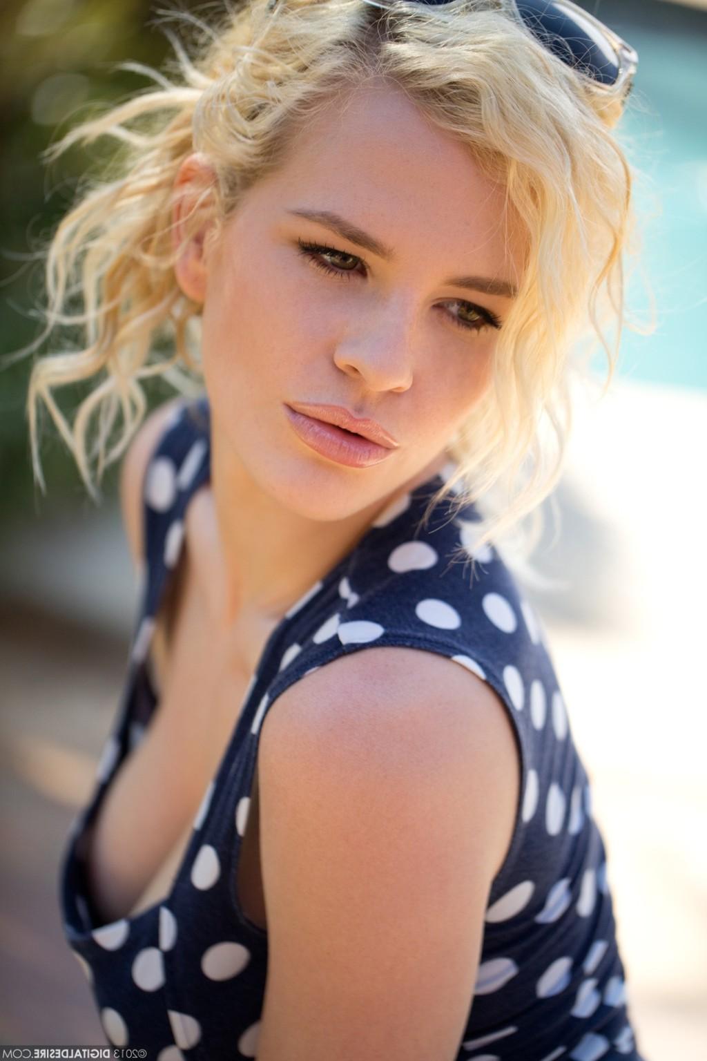 15P Blonde Catie Parker gives a hot outdoor Striptease