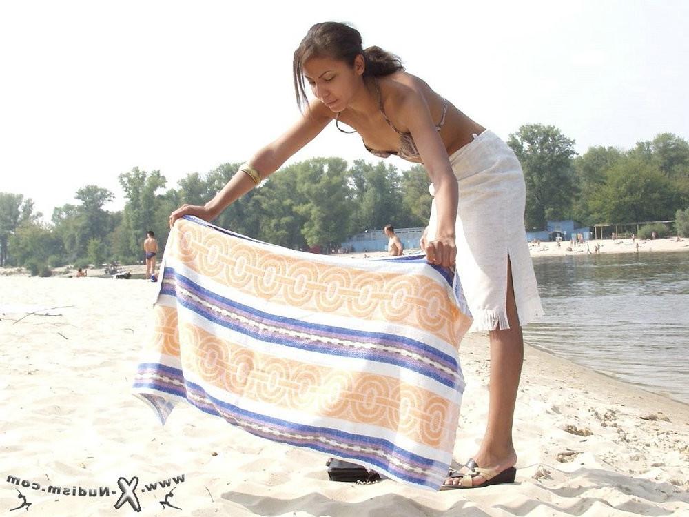 9P Young nudist shows off her slim body at the beach