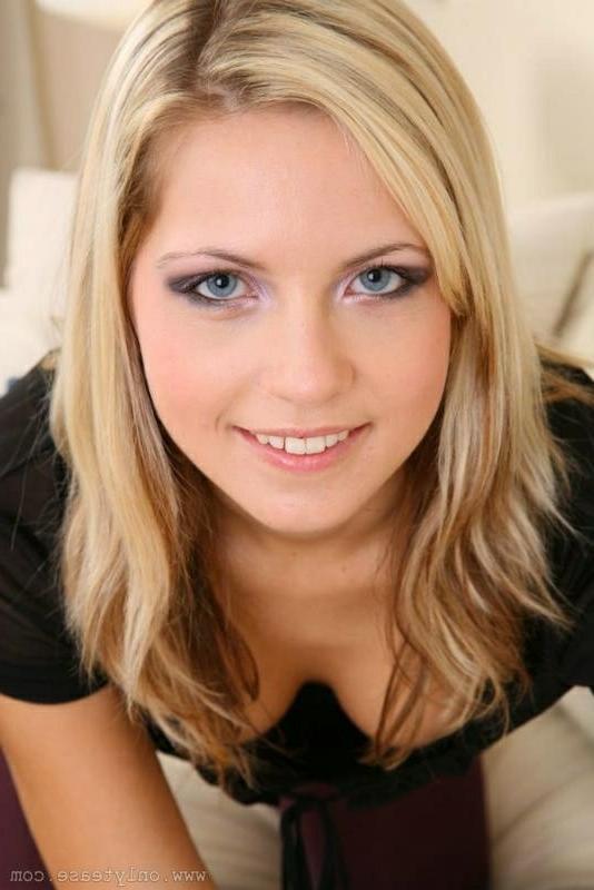 16P Tight Blonde Strips Her Pantyhose