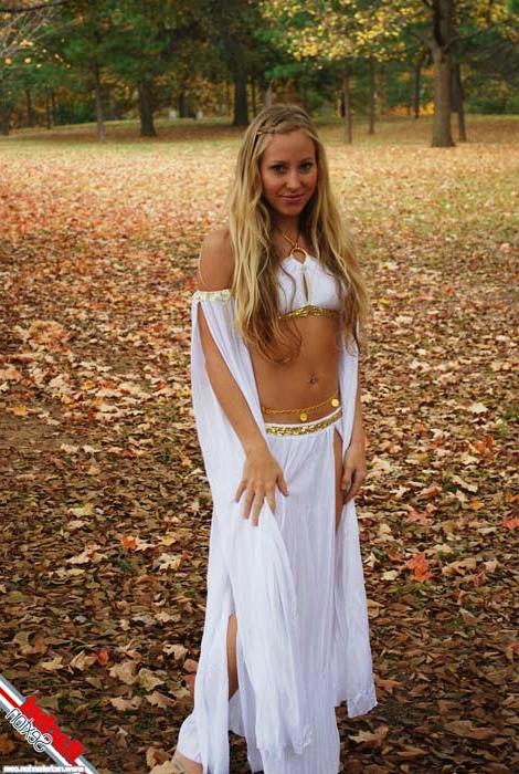 15P Blonde slut Rachel Sexton having fun outside