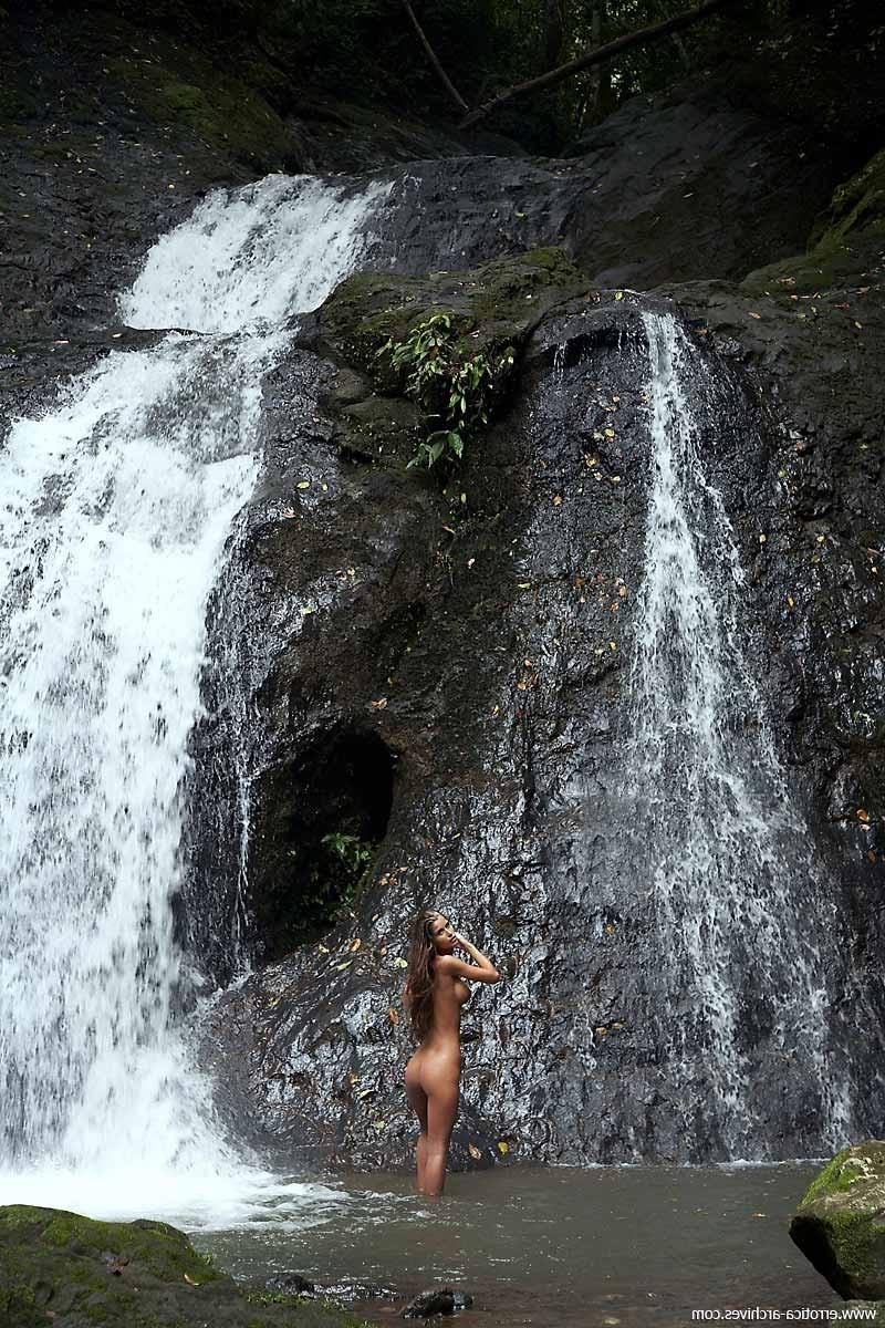 16P Shaved teen with big round tits shows her tight body outdoor