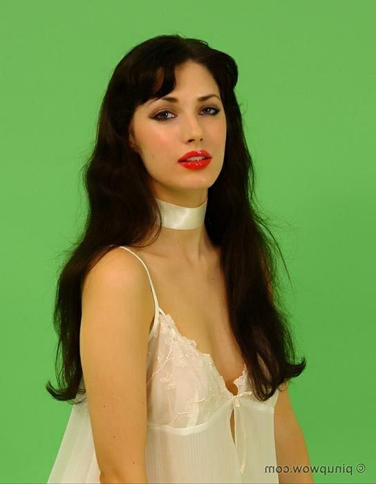 16P Retro Style Pinup Model In Lingerie