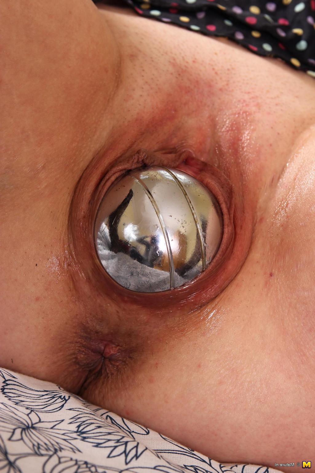 16P Mature lady into weird insertions