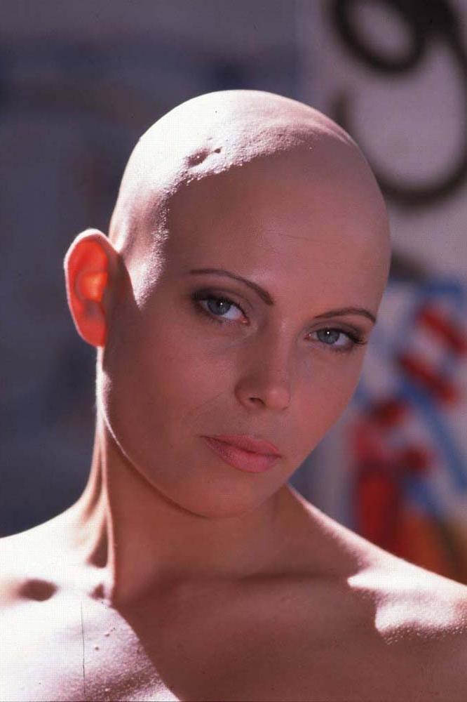 15P Big Titty Bald Babe Exposes Herself Outdoors in Public
