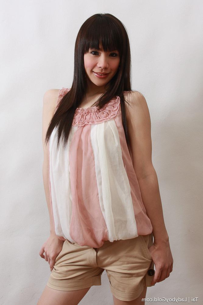 16P Pale ladyboy nude