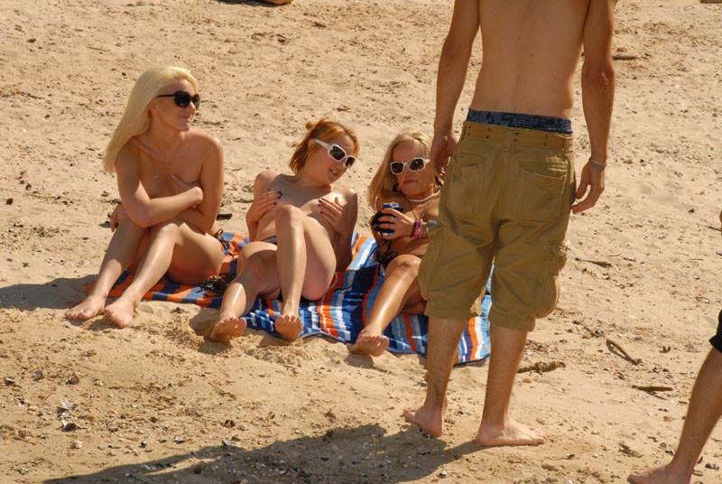 20P Pussies share with one dick.|Stud pounding chicks in a boat.|Tanning hussies fuc
