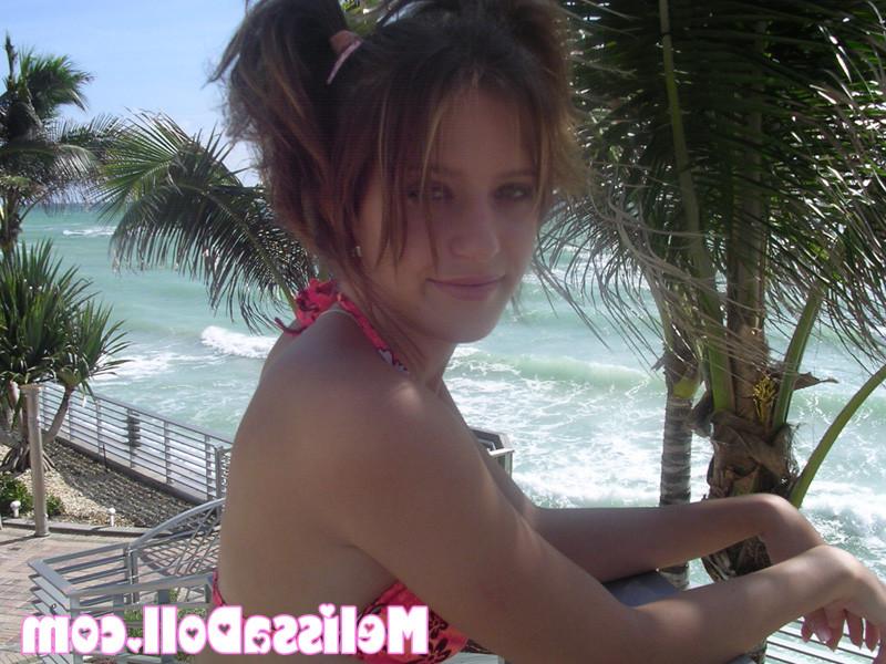 14P Hot teen babe in swimwear