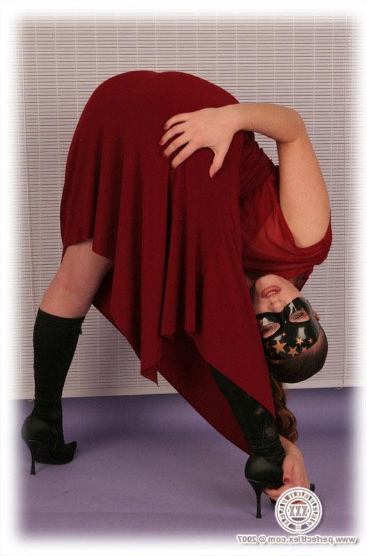 17P Masked flexible lady stuffing her shaved pussy with a pink dildo