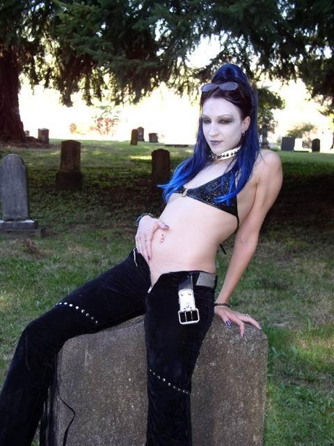 16P Outdoor nude gothic teen with blue hair