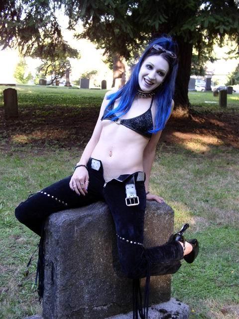 16P Outdoor nude gothic teen with blue hair