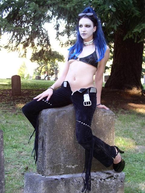 16P Outdoor nude gothic teen with blue hair