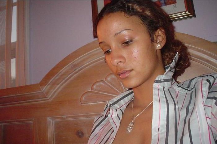 20P Cute black amateur girlfriend posing naked in her bedroom