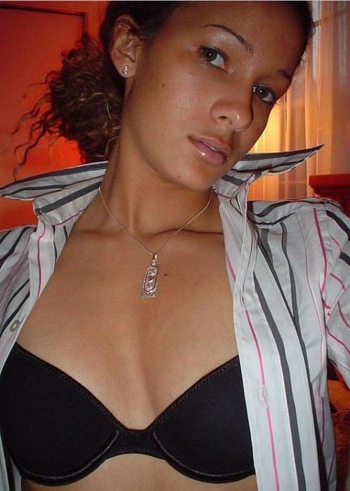 20P Cute black amateur girlfriend posing naked in her bedroom