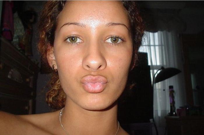 20P Cute black amateur girlfriend posing naked in her bedroom